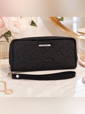 NWOT Travelon RFID Blocking Zip-Around Wristlet Wallet – Black Quilted Floral